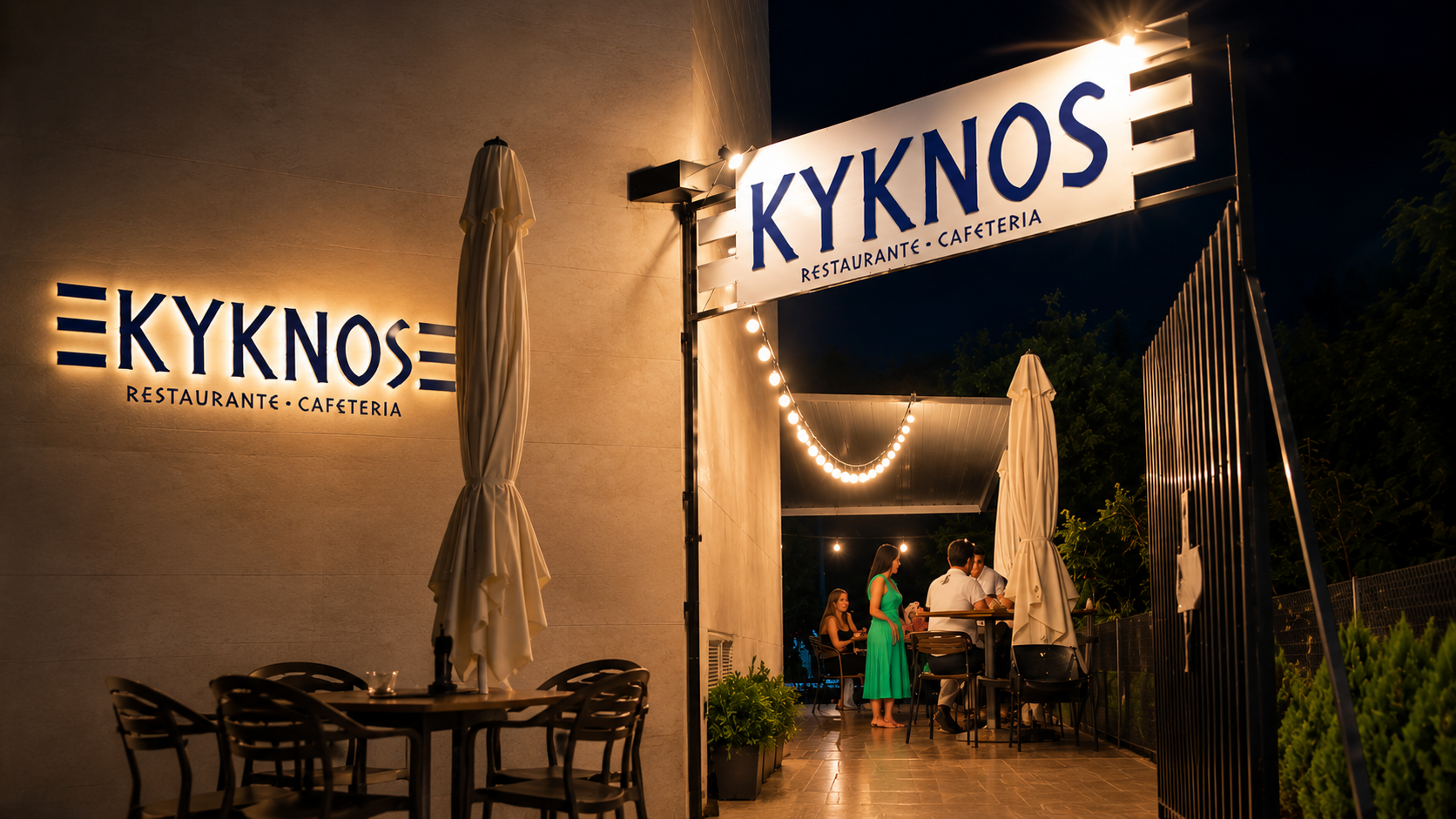 Terraza de Kyknos con guirnaldas de luces por la noche